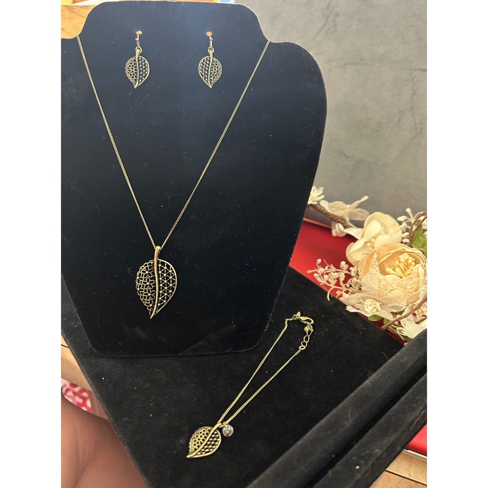 Gold Tone Leaf Jewelry Set Necklace Earrings Pendant Filigree Nature Boho Set